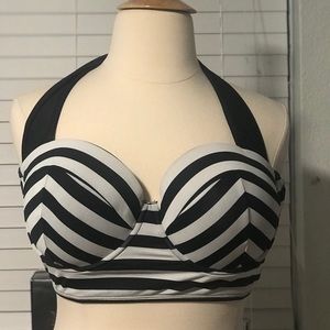 TORRID BATHING SUIT TOP ONLY WORN ONCE 2X B/W